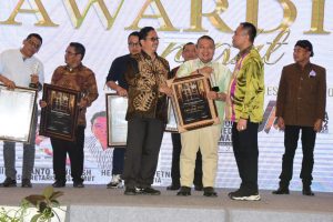 Bupati Tapsel Terima Penghargaan Anugerah Pers dari SPS Sumut