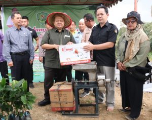 Bupati Tapsel Serahkan 10 Ribu Batang Bibit Cabai dan Berbagai Bantuan Ke 5 Koptan Kecamatan Sipirok