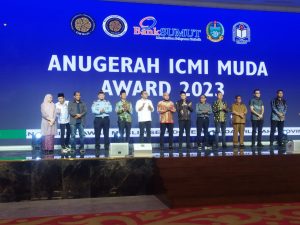 Dolly Pasaribu Terima Penghargaan Anugerah ICMI Muda Award 2023