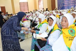 Bupati Dolly dan Ketua TP PKK Tapsel Layani JCH Dengan Penuh Kasih Sayang