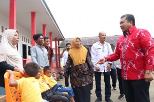 Bupati Dolly Pasaribu Kunjungi Anak-Anak Spesial di Angkola Muaratais