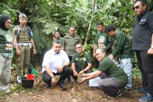 Bupati Tapsel Lakukan Tanam 1000 Bibit Pohon dan Tebar 1500 Benih Ikan di Desa Luat Lombang
