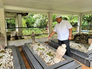 Pulkam dan Ziarah Ke Makam Ayah, Bupati Tapsel Bawa Oleh-Oleh Ke Warga Tanjung Rompa