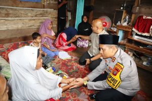 Kapolres Padangsidimpuan Jenguk Bocah 5 Tahun Idap Infeksi Usus, Siap fasilitasi Operasi