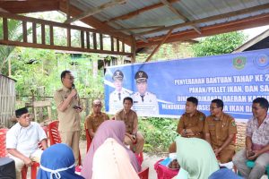 Bupati Tapsel Dorong Program 1.000 Kolam, Serahkan Bantuan Induk Ikan dan Pakan